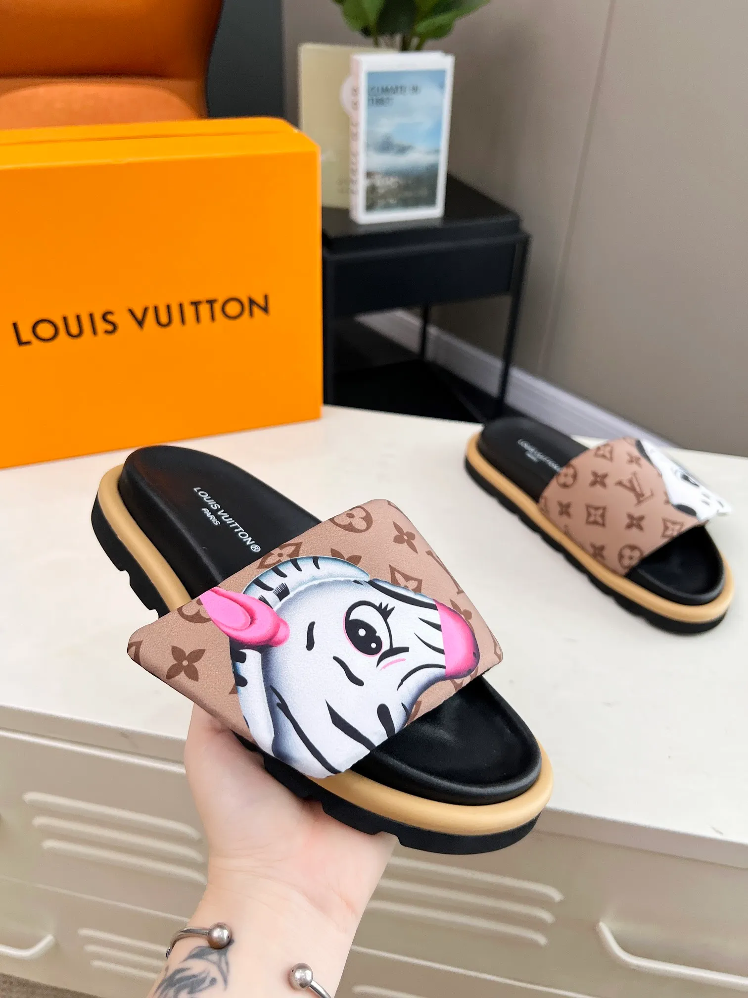 👟👟Ex-factory price 360👟👟 lv donkey brand l home 2024 hot style embossed logo embossed sandals This ol low comfort flat sandals are made of technical fabrics and use high-frequency embossing technology to reinterpret the monogram pattern. Soft padded upper with adjustable Velcro, comfortable and tough insole adds harmonious color ▪️Fabric: Original customized technical fabric ▪️Lining: soft sheepskin lining ▪️Sole: Original open-molded rubber foam outsole Color: .yellow.black▪️